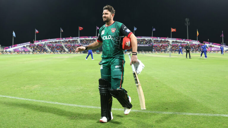 Vipers blast aside MI Emirates to reach final!